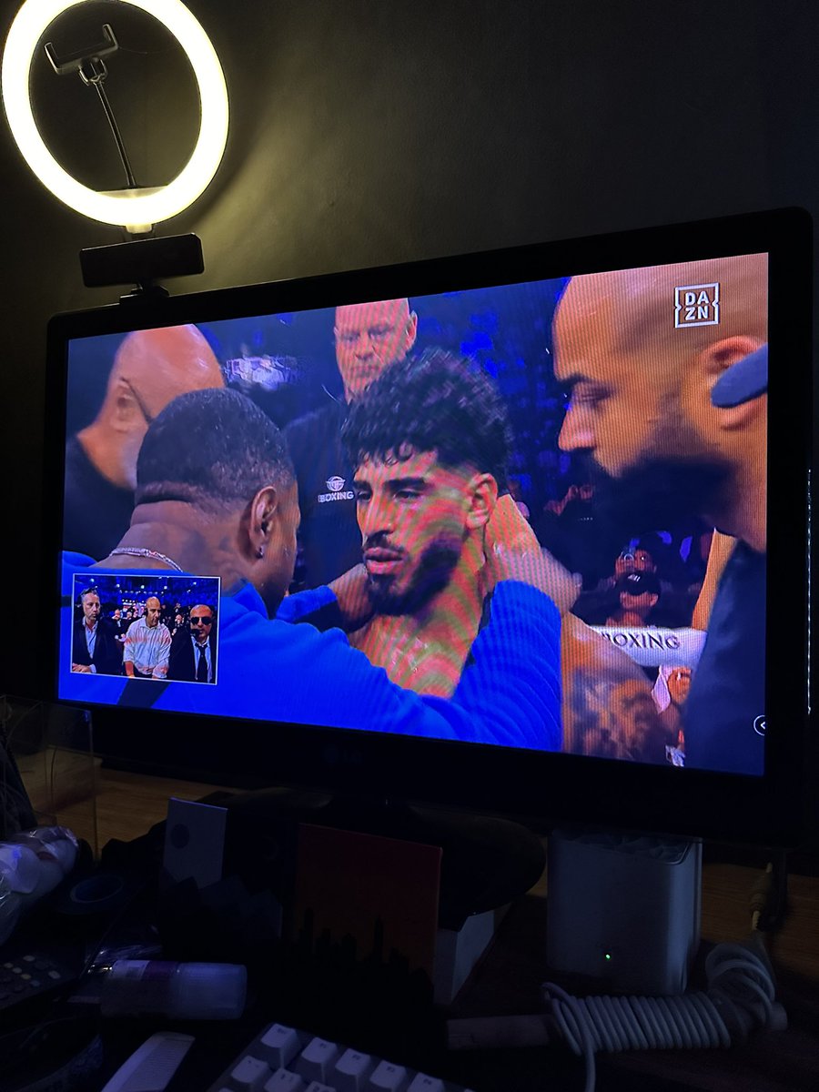 AsianRoppie's tweet photo. Honestly what a fucking fight, Deen go crazy but Walid is a BEAST last round bro
#KSIFury #KSIVSFURY #PaulDanis https://t.co/05P3ZE5wXN