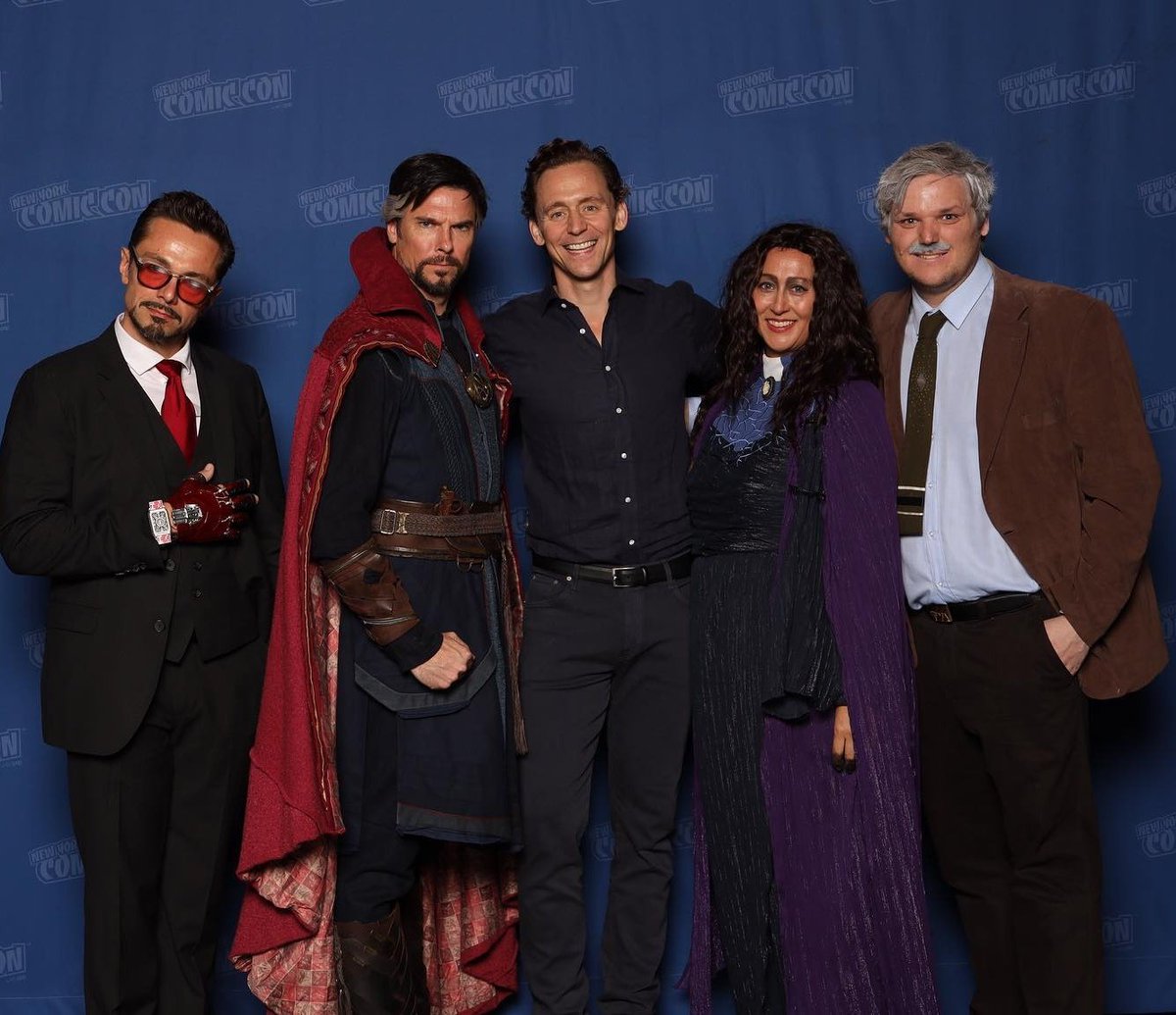 Tom Hiddleston with the Marvel family.✨