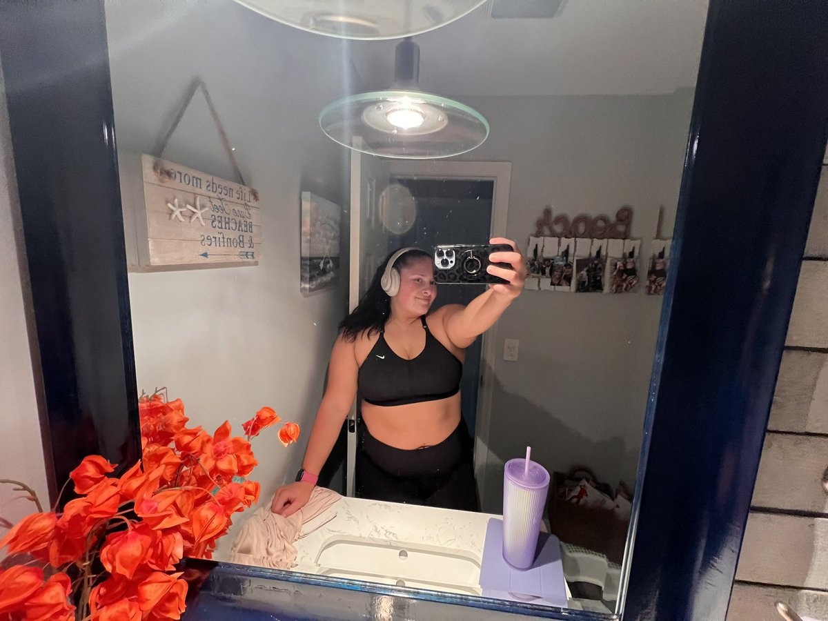 FitWithRiley's tweet photo. Week and a half in to my macro counting!!! 
I’ve learned so much and that it’s definitely keeping my bloating down and making me choose healthier options instead of guessing🤩👏🏽 https://t.co/FQKER15gSN