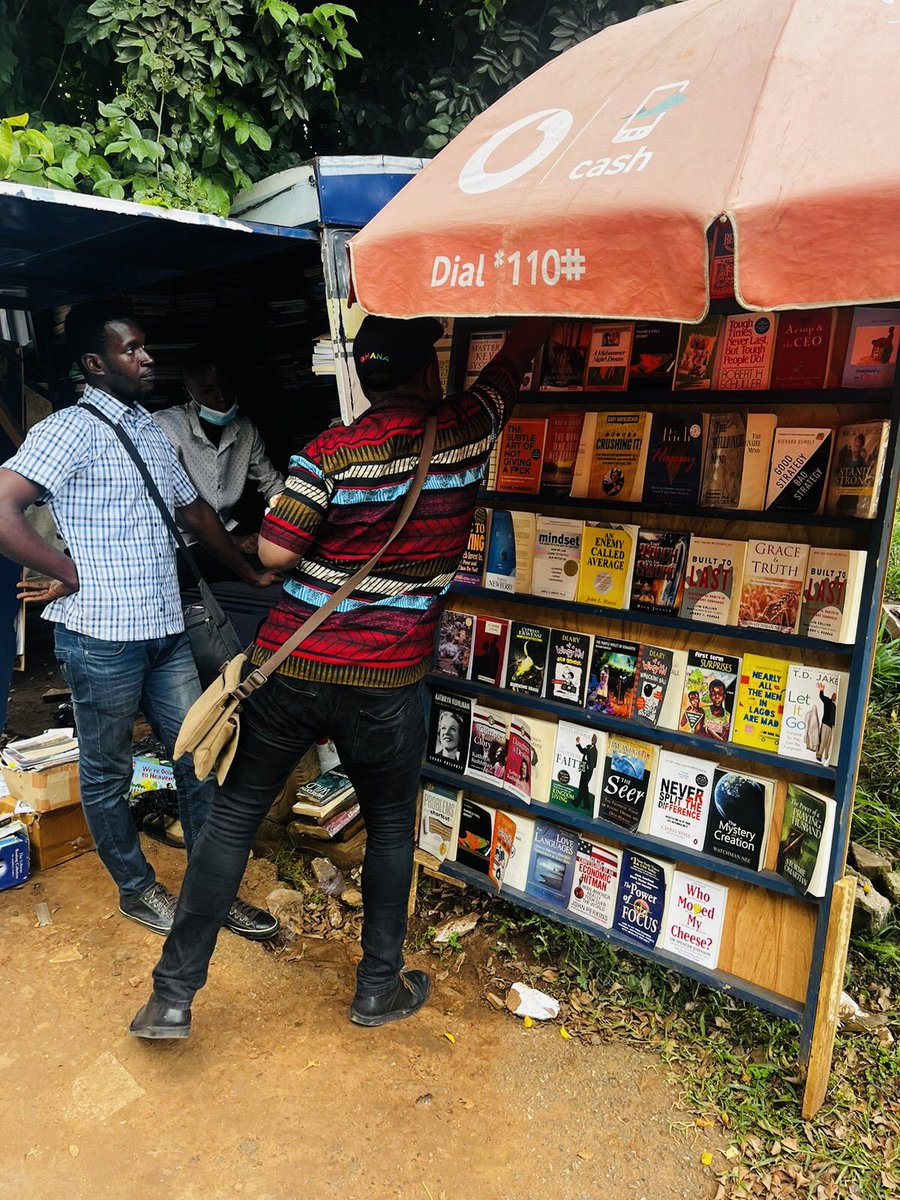 PedroMzileni's tweet photo. Accra, Ghana - street market with fruits, braai, &amp; books 🙏🏾🖤🇬🇭📚🍖🍉 https://t.co/e8sVtm6k1r