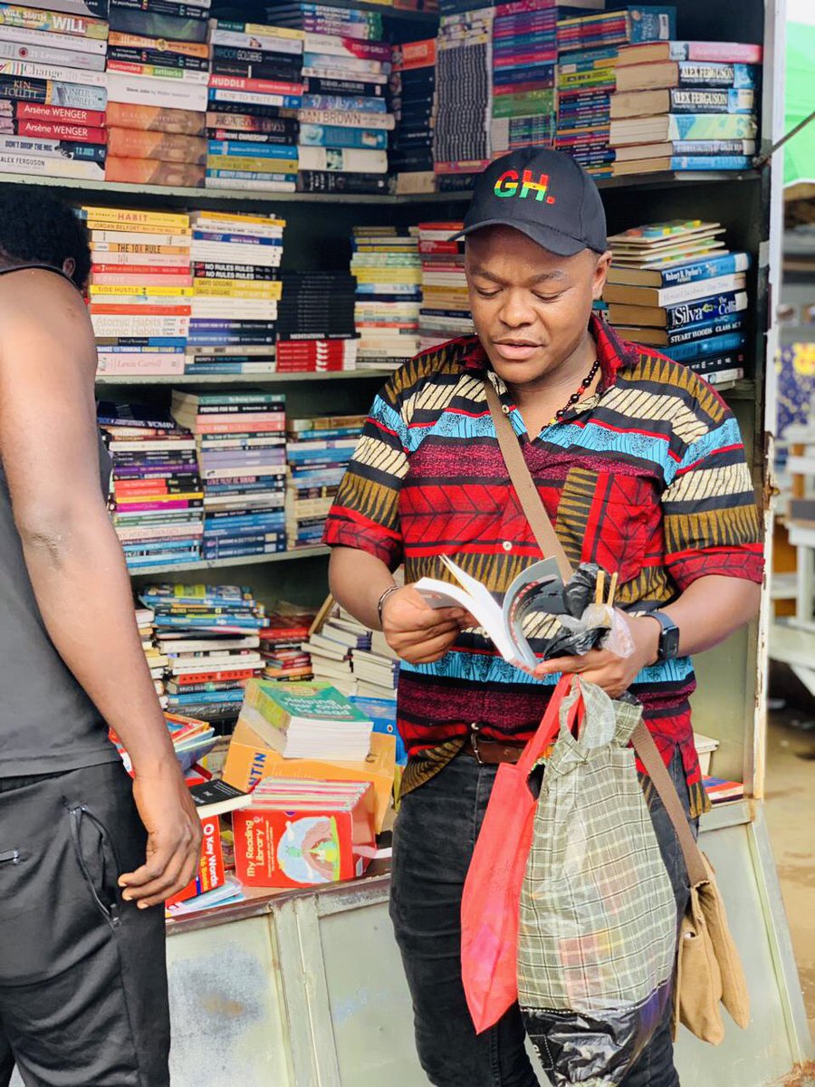 PedroMzileni's tweet photo. Accra, Ghana - street market with fruits, braai, &amp; books 🙏🏾🖤🇬🇭📚🍖🍉 https://t.co/e8sVtm6k1r