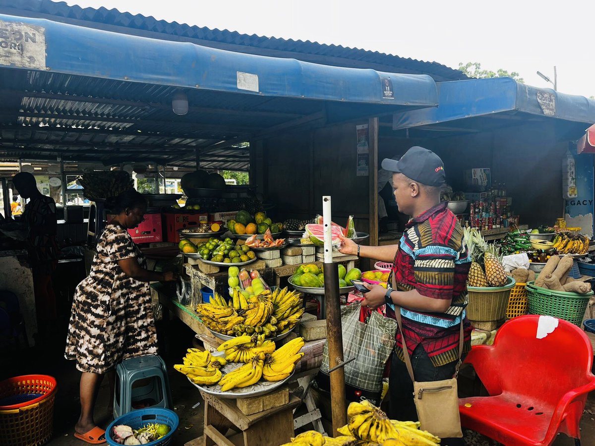 PedroMzileni's tweet photo. Accra, Ghana - street market with fruits, braai, &amp; books 🙏🏾🖤🇬🇭📚🍖🍉 https://t.co/e8sVtm6k1r
