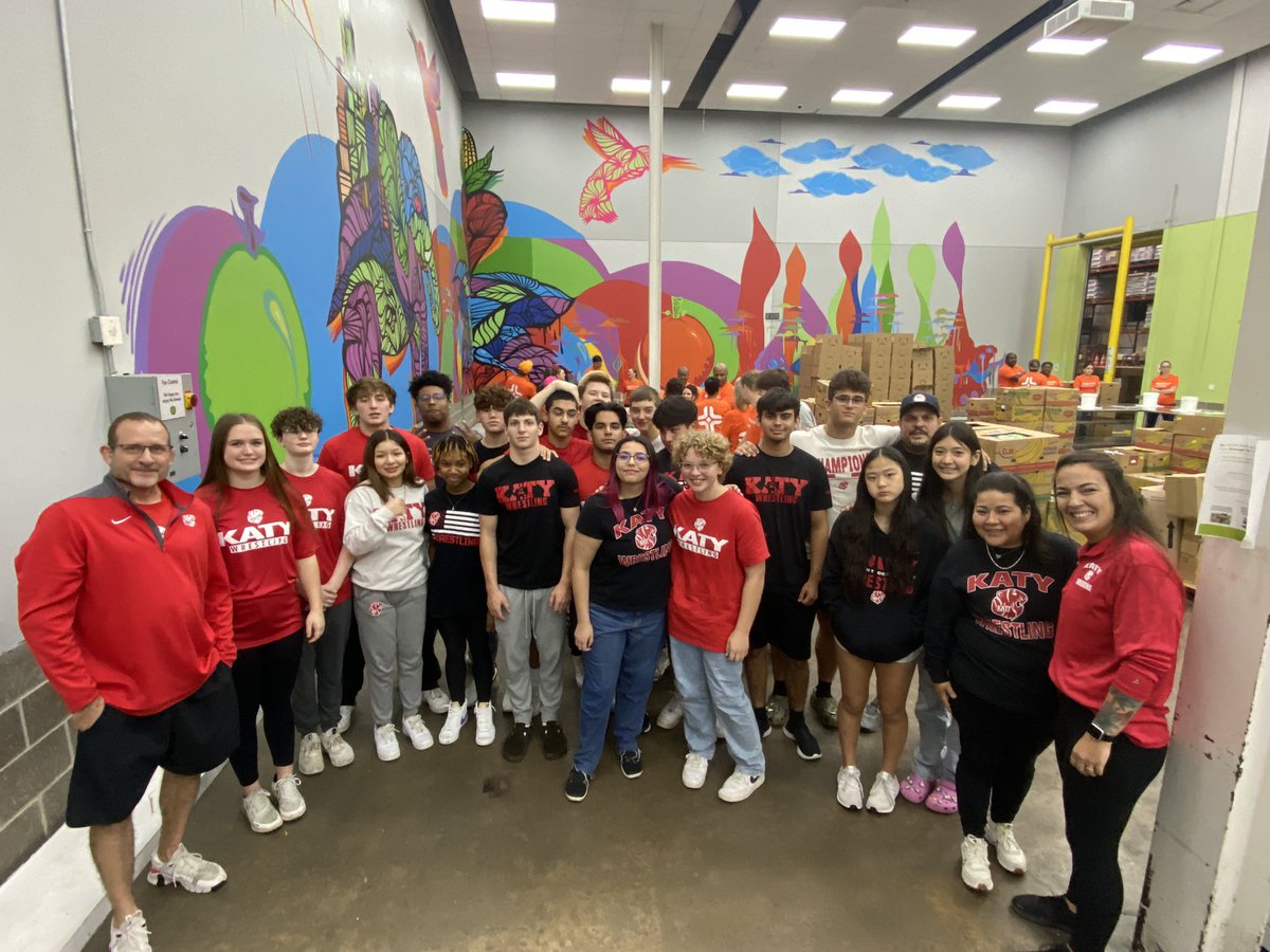 katywrestling's tweet photo. Katy Wrestlers volunteering at the Houston Food Bank today!
#125actsofservice https://t.co/kOKxtMViZ4