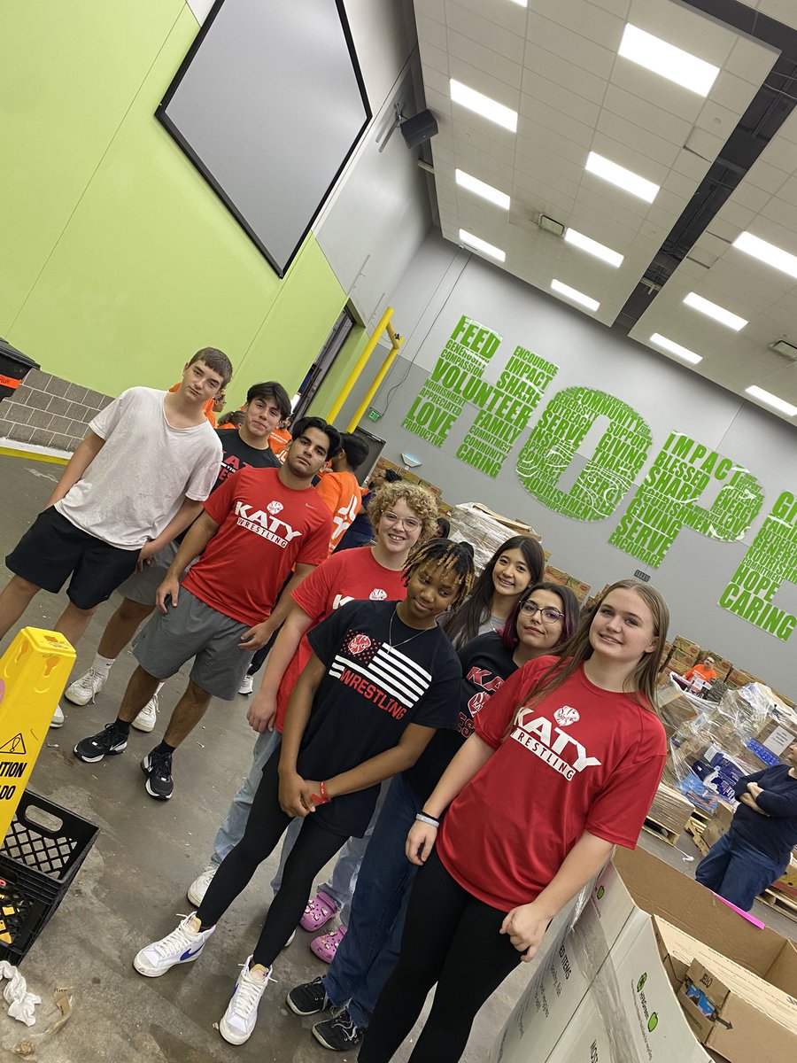 katywrestling's tweet photo. Katy Wrestlers volunteering at the Houston Food Bank today!
#125actsofservice https://t.co/kOKxtMViZ4