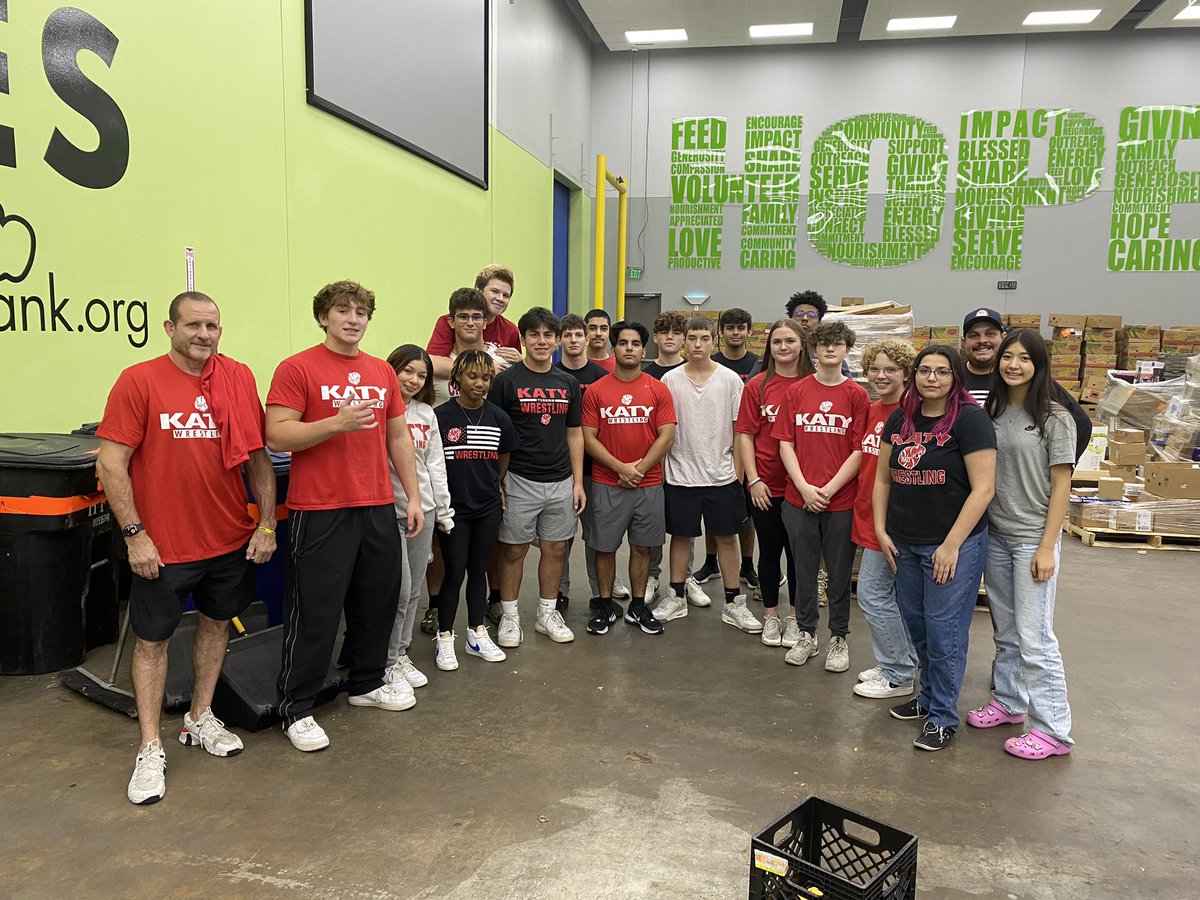 katywrestling's tweet photo. Katy Wrestlers volunteering at the Houston Food Bank today!
#125actsofservice https://t.co/kOKxtMViZ4