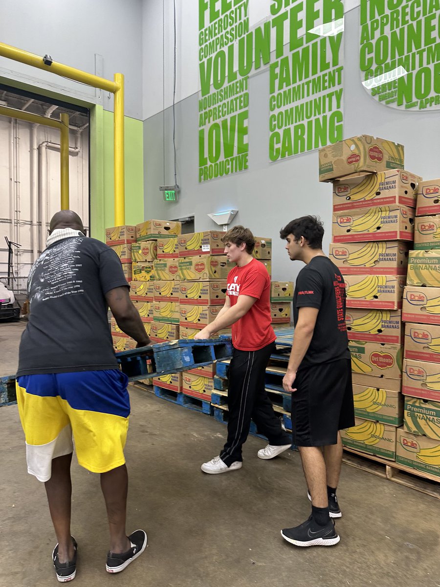 katywrestling's tweet photo. Katy Wrestlers volunteering at the Houston Food Bank today!
#125actsofservice https://t.co/kOKxtMViZ4