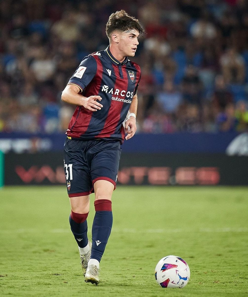 territoriolud's tweet photo. Para ser sinceros, este chico no juega nada mal y si sigue así, tiene bastantes años buenos tanto como en el conjunto granota como en el futbol en general. Xavi es presente y futuro 🐸 https://t.co/lQnqPvLNXx
