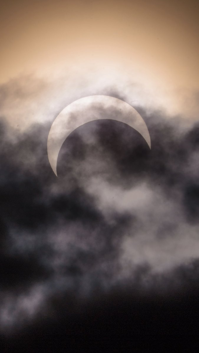 KennethLerose's tweet photo. Full frames or cropped? 

Todays Solar Eclipse in Seattle, Wa area. https://t.co/G8oHqoScoa