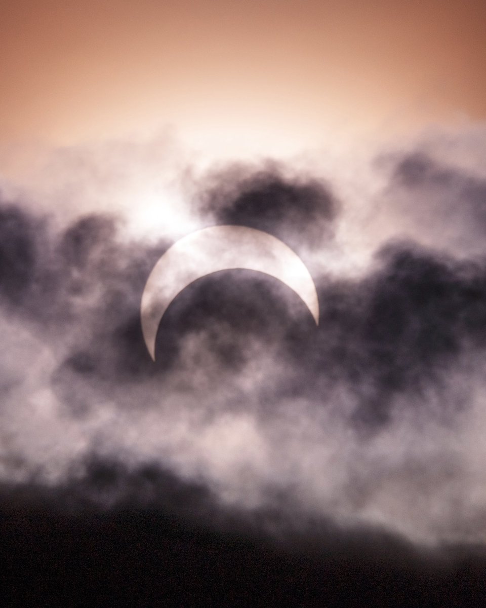 KennethLerose's tweet photo. Full frames or cropped? 

Todays Solar Eclipse in Seattle, Wa area. https://t.co/G8oHqoScoa