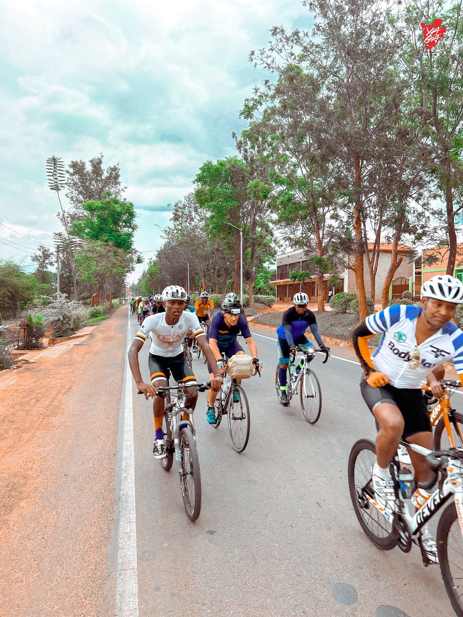 YBurundi's tweet photo. 😲 Une image, mille respect. 

👌🏾 Arrivée ce soir dans @CityofKigali de 21 cyclistes #Burundi-ais. 

Leur prouesse : avoir rallié la capitale rwandaise à vélo depuis @MairieBuja, soit une distance de 300 km 👏🏾

#sport https://t.co/ChKSnq9C9S