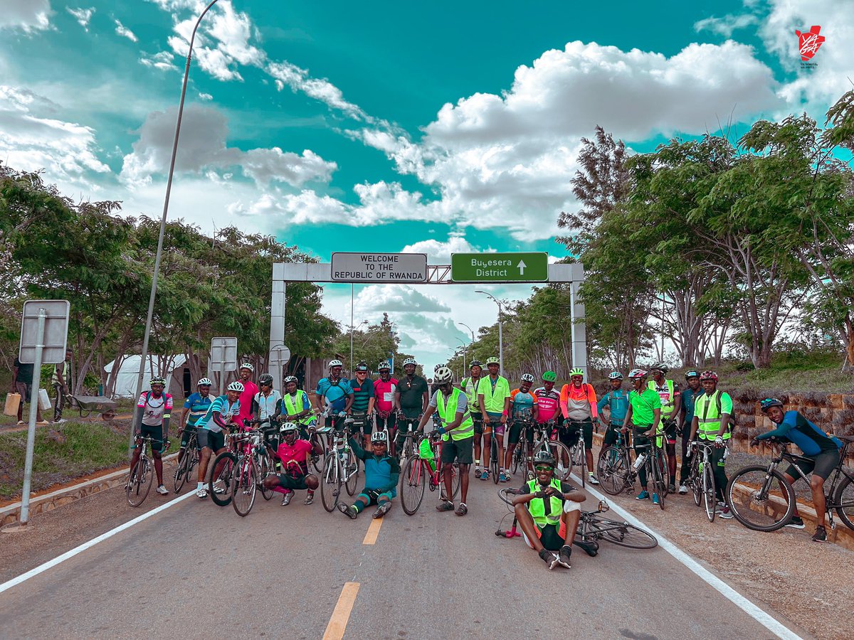 YBurundi's tweet photo. 😲 Une image, mille respect. 

👌🏾 Arrivée ce soir dans @CityofKigali de 21 cyclistes #Burundi-ais. 

Leur prouesse : avoir rallié la capitale rwandaise à vélo depuis @MairieBuja, soit une distance de 300 km 👏🏾

#sport https://t.co/ChKSnq9C9S
