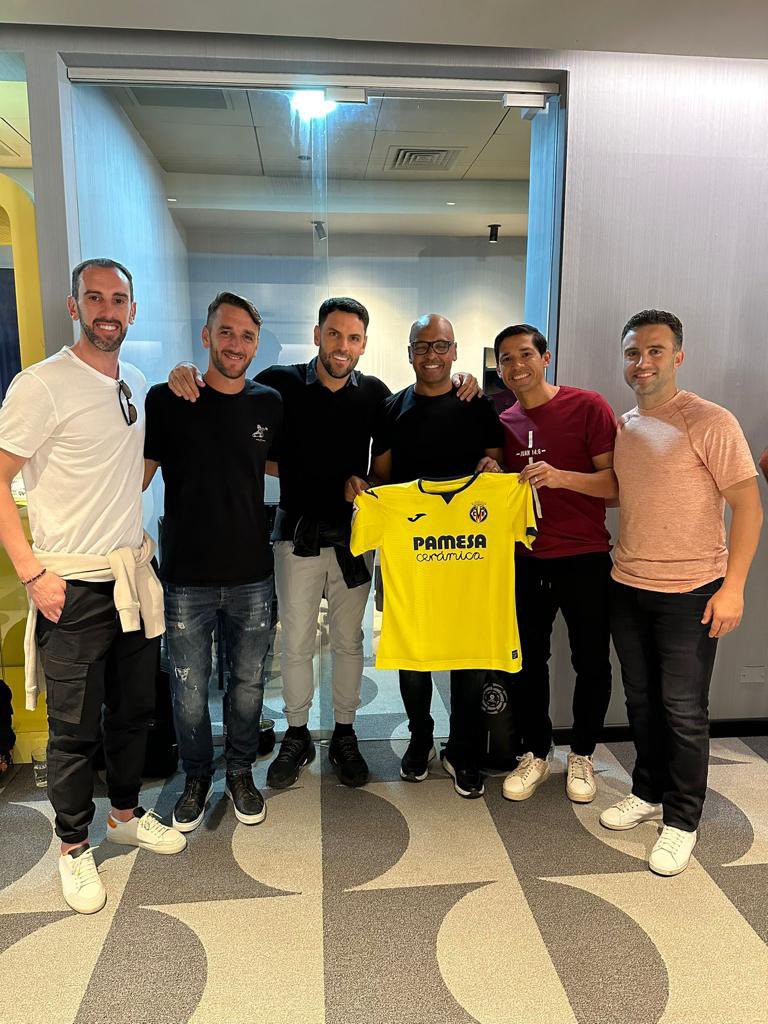 VillarrealCF's tweet photo. Casi nada lo que se ha juntado en el partido de despedida de Matigol 🥹 https://t.co/4sK73bdNOb