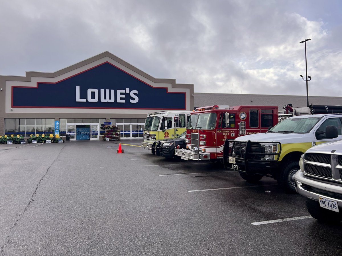 Danielatlowes's tweet photo. Huge thanks to our local first responders for coming out today for our fire safety event!  Also, thank you to the associates who helped with the workshop and making this event great!

@BrianTickle447 @BenitoKomadina @BrianTe58414379 @som2to @Evanatlowes @BlueBoxR1 https://t.co/ghvgpWiwWW