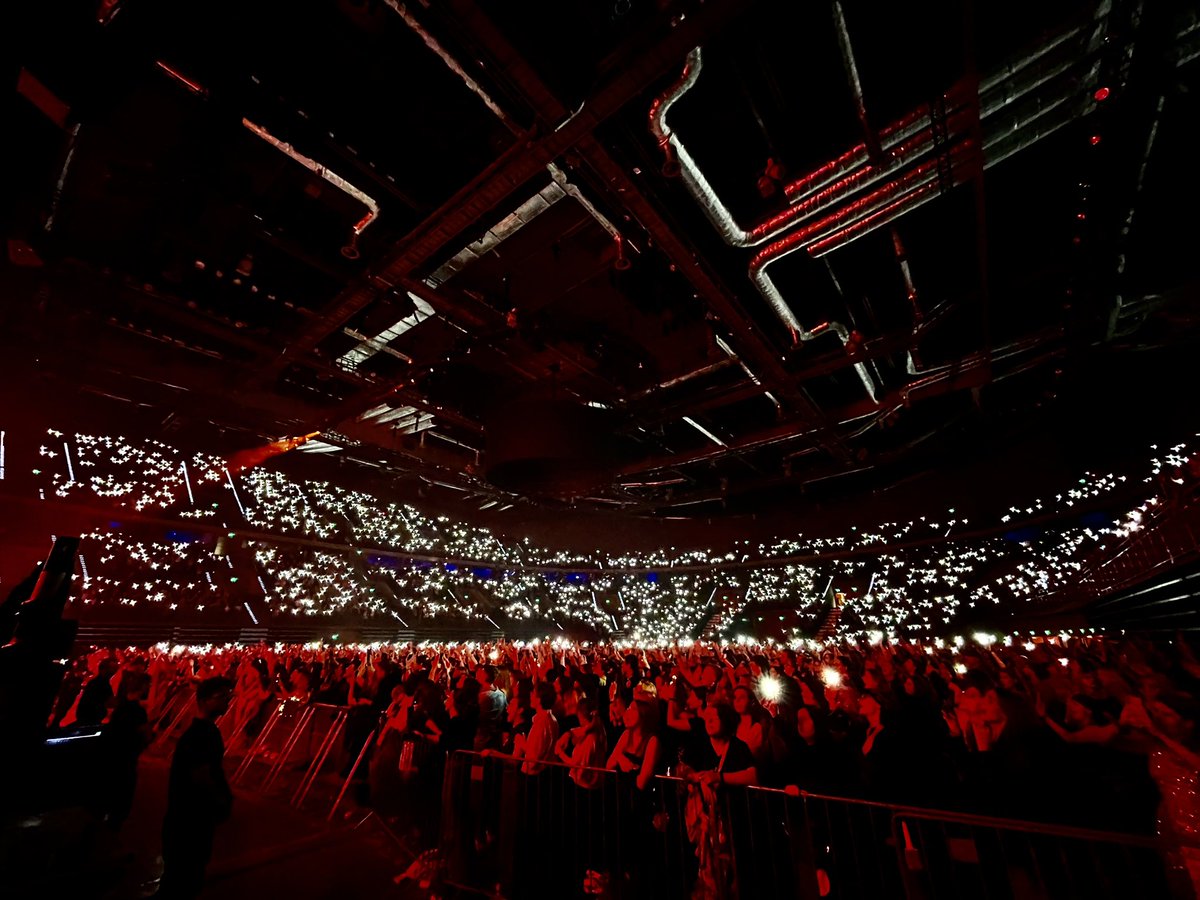 LiamAstonTech's tweet photo. Back home from a busy month touring Europe with @5SOS to finish off their world tour. Now for my own bed!🪫 https://t.co/ojVcvukdQj