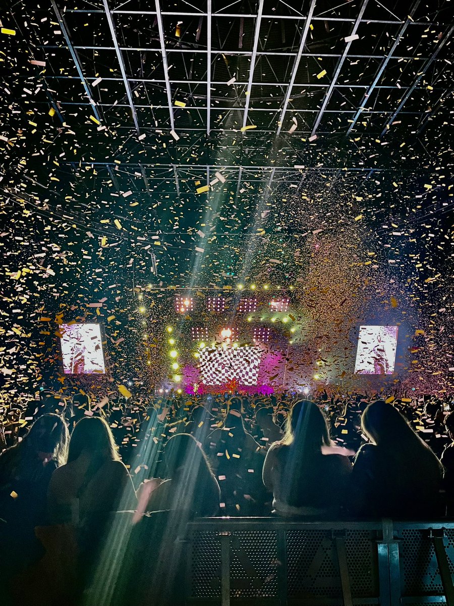 LiamAstonTech's tweet photo. Back home from a busy month touring Europe with @5SOS to finish off their world tour. Now for my own bed!🪫 https://t.co/ojVcvukdQj