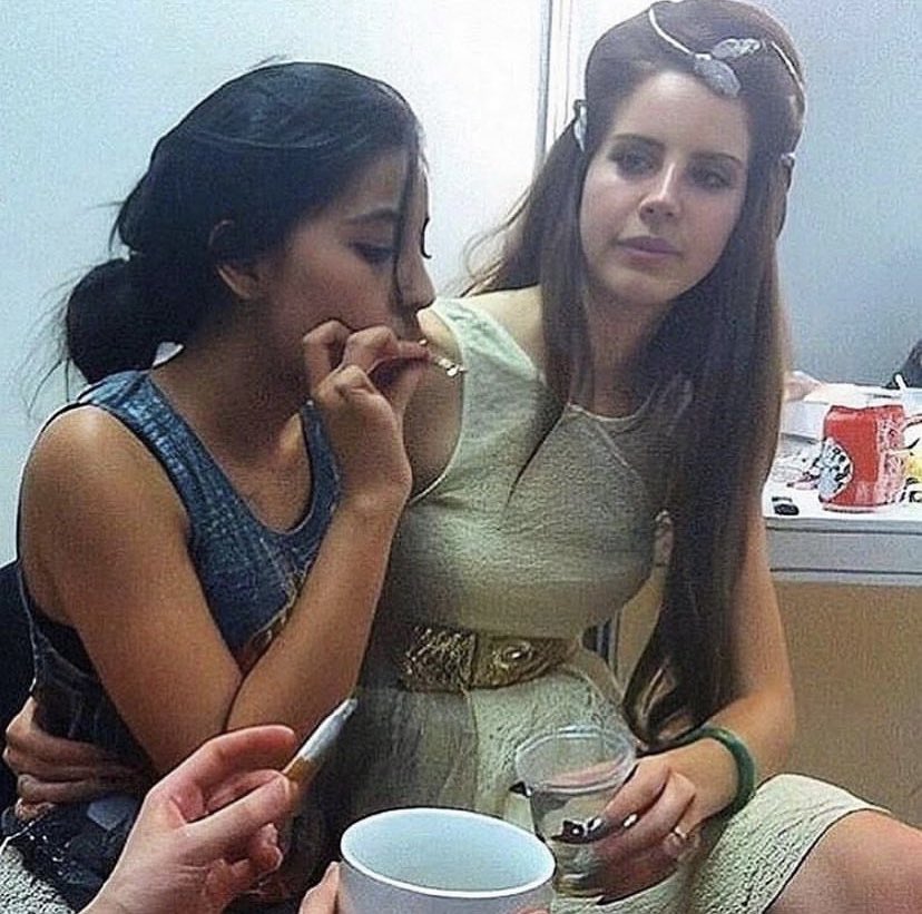 CinamonSluh's tweet photo. Lana Del Rey smoking w33d backstage with a fan (2012) https://t.co/1iIcMz8Q4s