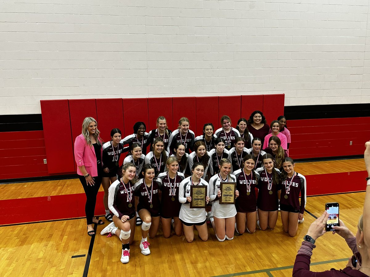 DavenportVolley's tweet photo. SHOUT OUT @DMSGirlsAth for being 7th A, 8th A, and 8th B TOURNAMENT CHAMPS!!!!!!!!! #winningwolves https://t.co/dSDOp9Fvjs
