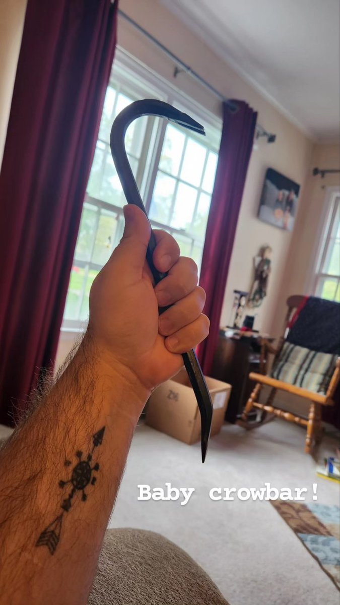 Is so tiny #babycrowbar