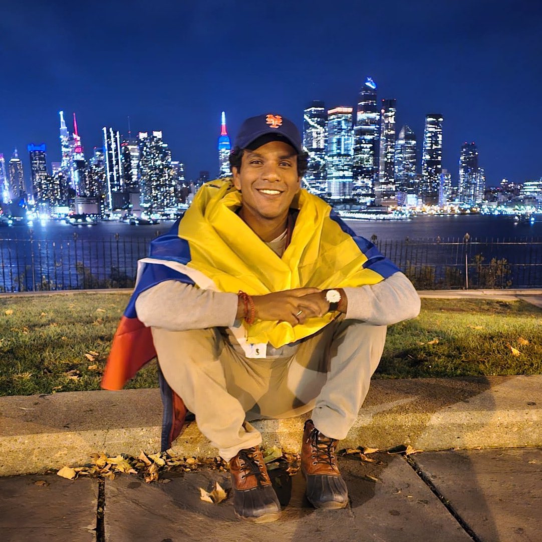 Este domingo a ponernos la camisa del #Ecuador, a pensar en los que ya no están, en los que hemos migrado, en los que hoy quieren migrar. Escoge propuestas, escoge evidencia, el país no está para jugársela otra vez. Tus hijos quieren jugar felices, tus padres jubilarse en paz, tu