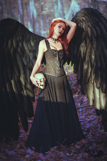 Flashback to last Halloween and the wings I made 🖤💀🪦 https://t.co/ZxhsBTJHFC<a href="/tag/spookymonth"class="tags"><span>#spookymonth</span></a>