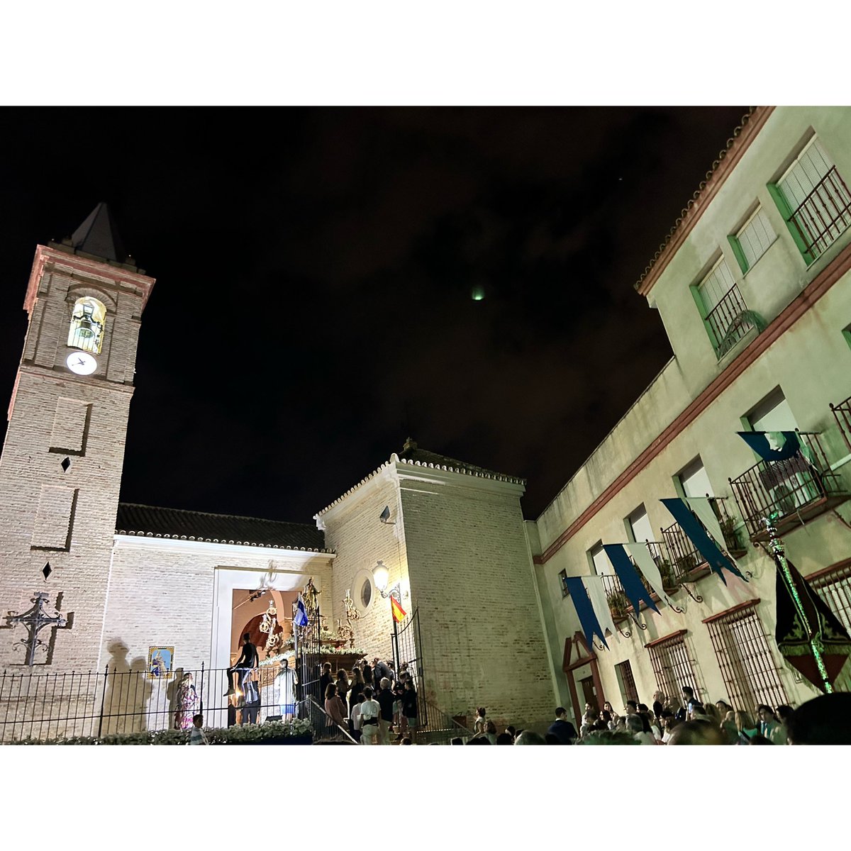 bdelosremedios's tweet photo. Realiza su entrada Santa Rosalía en la Parroquia Nuestra Señora de Belén.
Agradecemos a la Hermandad @hdadrosariogines_ por su total confianza en nosotros un año más.
#SuenaLaPlaza #SantaRosalia #Gines #Sevilla #XVAniversario #Procesion #CCYTT https://t.co/elfsqK9IyN