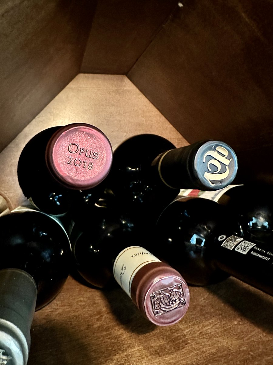 Wine not? 🍷 

#saturdaynight #undercurrentgso #triadlocalfirst #sogso #gsofoodie #greensboronc #downtowngso #winetime