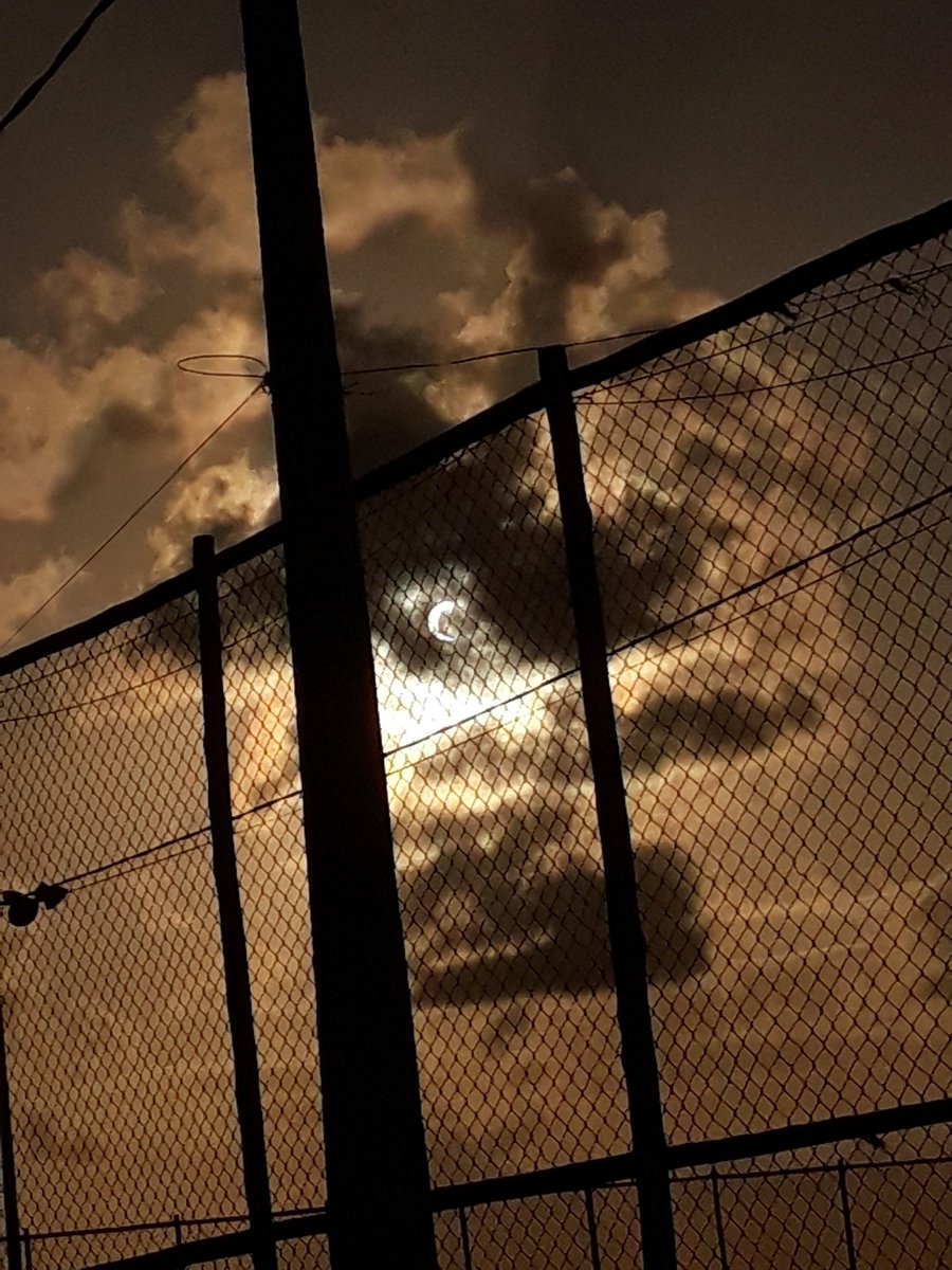 KoiOliver's tweet photo. sim eu olhei, eu tinha um pocket e um sonho
#EclipseSolar https://t.co/CPvffA3Mfi