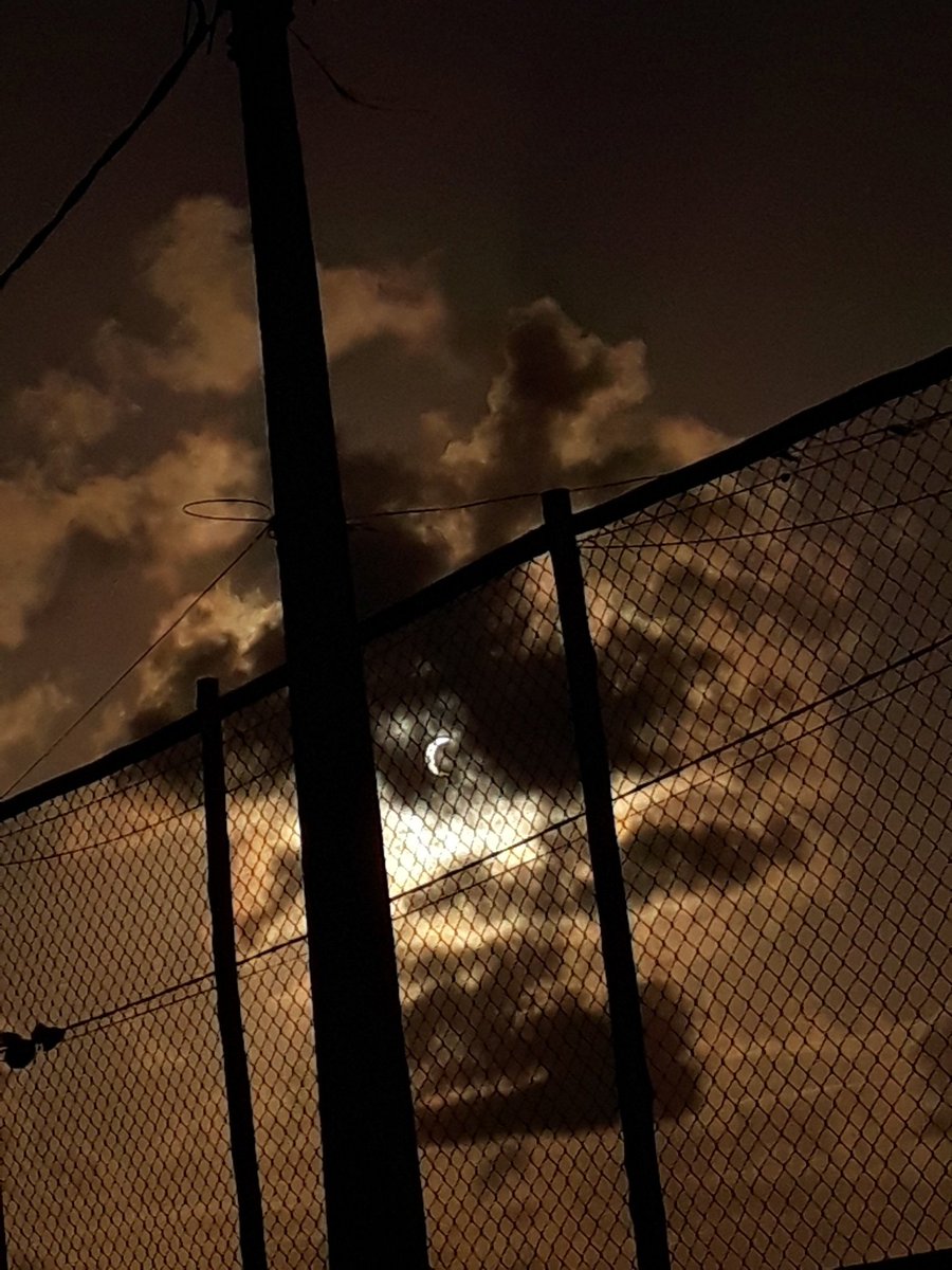 KoiOliver's tweet photo. sim eu olhei, eu tinha um pocket e um sonho
#EclipseSolar https://t.co/CPvffA3Mfi