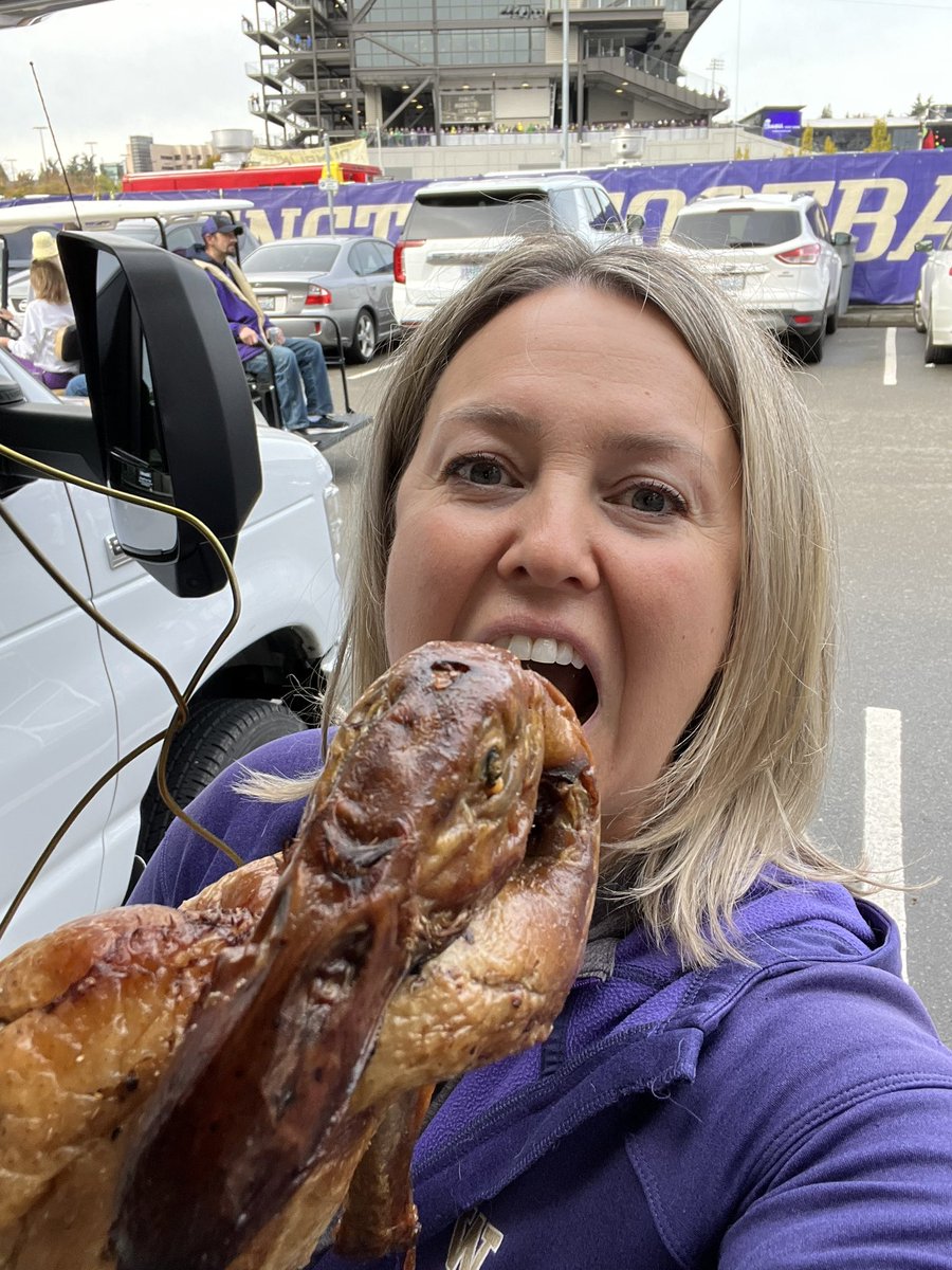 MonikaWeiss's tweet photo. Tailgating with the only popular duck at Husky stadium. #GoDawg #PurpleReign #bestsettingincollgefootball https://t.co/l7xv5fzDtP