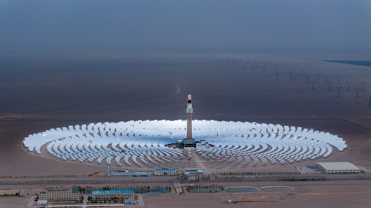 tutao76's tweet photo. Located about 20 kilometers west of Dunhuang City in China's Gansu Province, the First Flight High-Tech Dunhuang 100 MW Molten Salt Tower Type Photovoltaic Power Station is known as the "Super Mirror Power Station". https://t.co/gLTIMesnH3