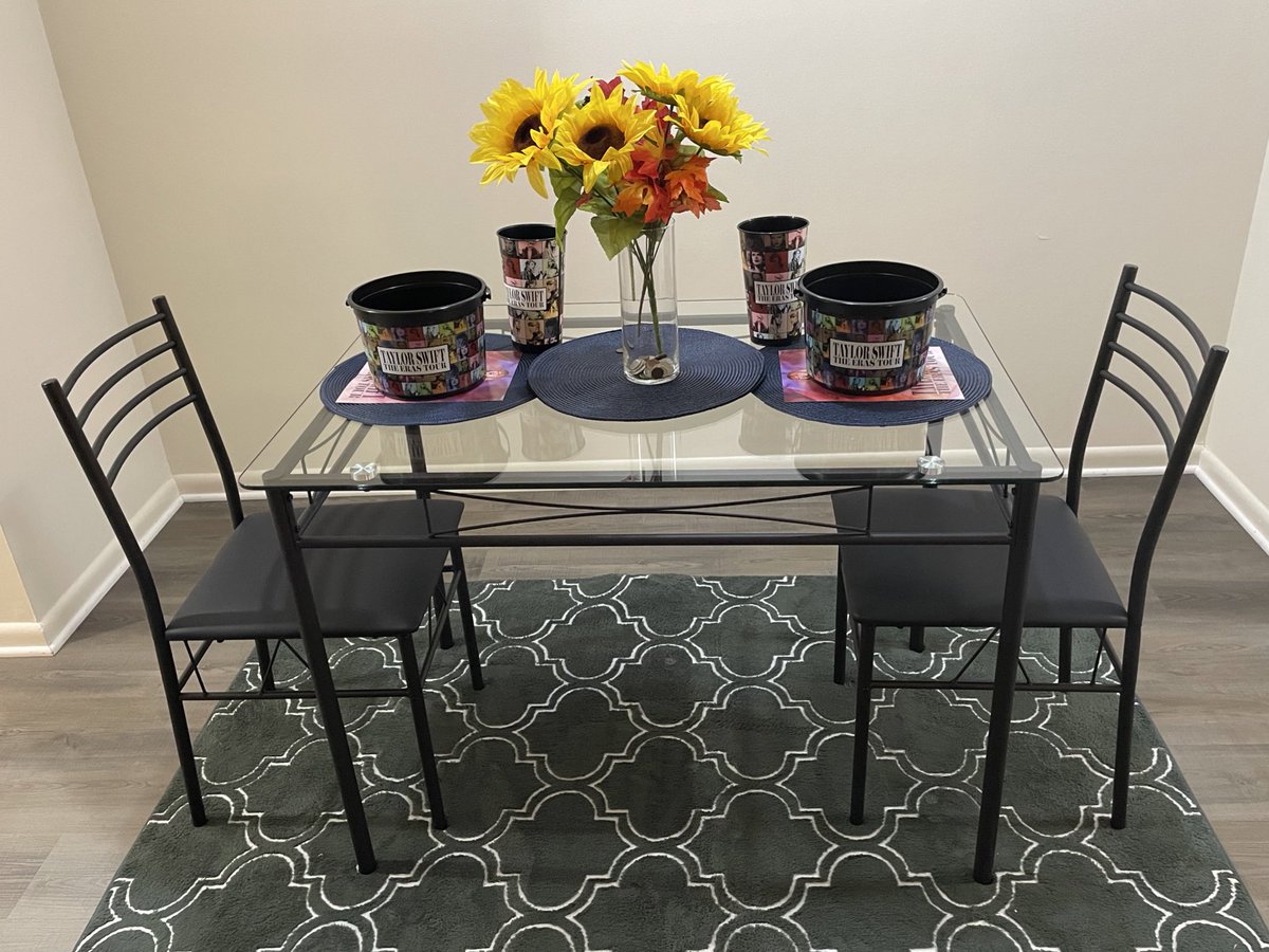 jillybeansbear's tweet photo. lay the table with the fancy shit. #TSTheErasTour #TSTheErasTourFilm #TSErasTourFilm @taylorswift13 @taylornation13 https://t.co/oqU30cqWAP