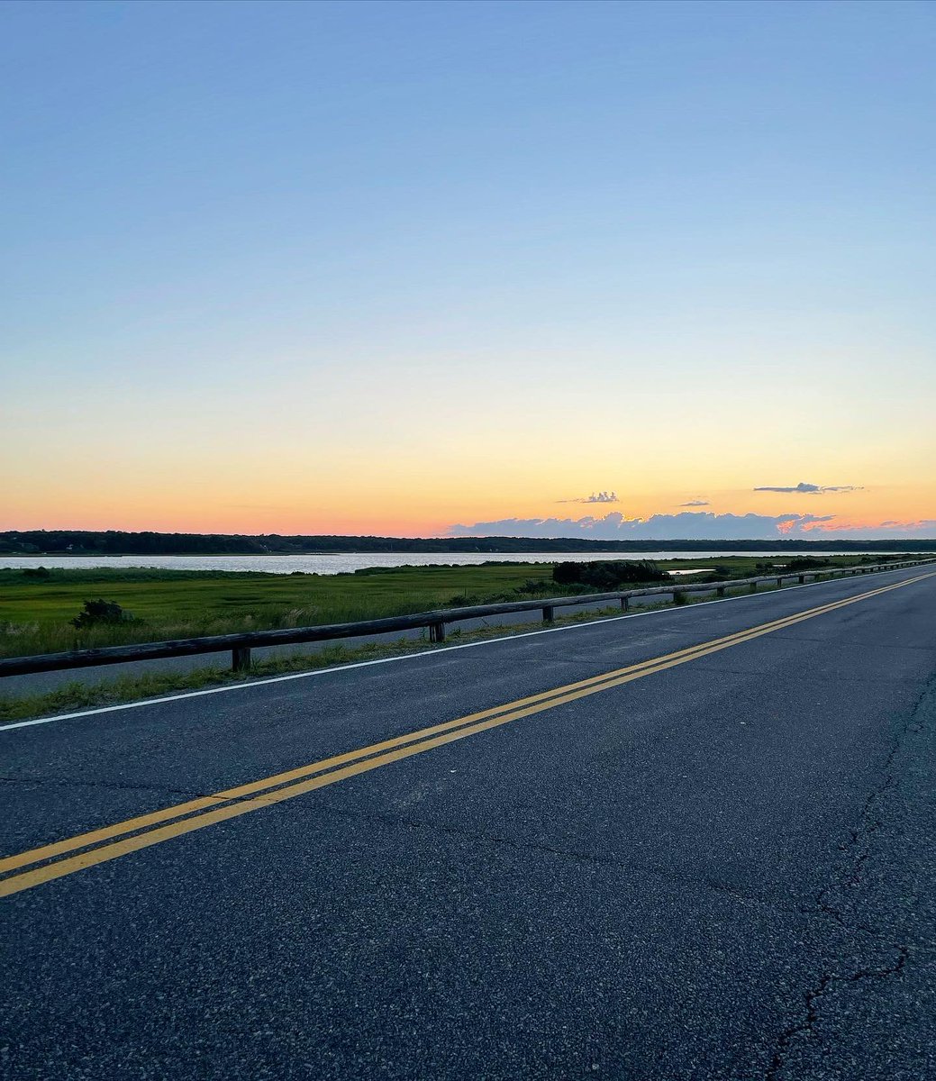 MichaelGiovang1's tweet photo. Take me back to the VINYID 🚗🌅

It was a short trip but an eventful one. Rented the line green mini coop convertible, won a bonus at the arcade, saw the famous Gingerbread houses and saw an amazing sunset. 

#marthasvineyard #daytrip #minicooperconvertible #arcade #sunsets https://t.co/Xi4vfguKpt