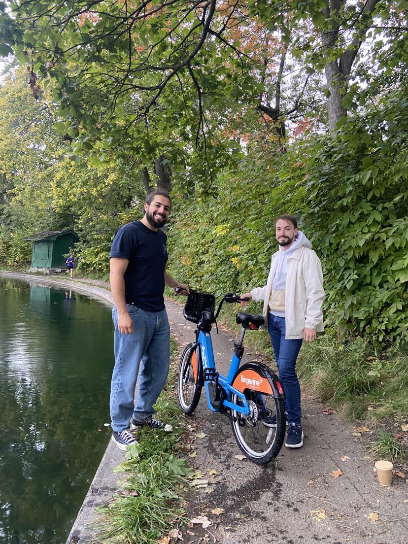 LyBanjo's tweet photo. @BIXImontreal salut! On a trouvé un bixi électrique dans le lac du parc Lafontaine, on l'a sorti et mis dans une des bornes 6146 (3e en partant de la gauche) bisouuus https://t.co/PgkcPNRvcK