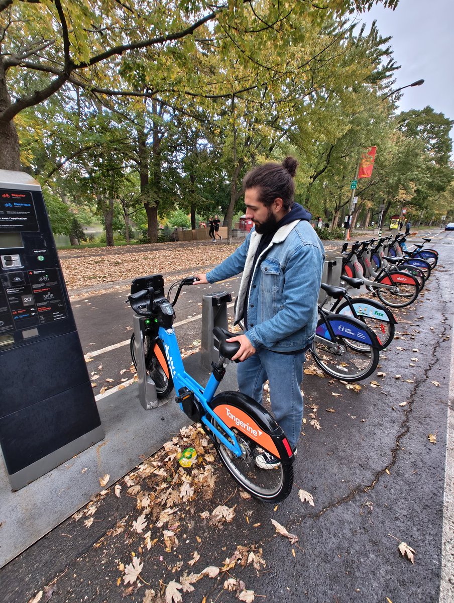 LyBanjo's tweet photo. @BIXImontreal salut! On a trouvé un bixi électrique dans le lac du parc Lafontaine, on l'a sorti et mis dans une des bornes 6146 (3e en partant de la gauche) bisouuus https://t.co/PgkcPNRvcK