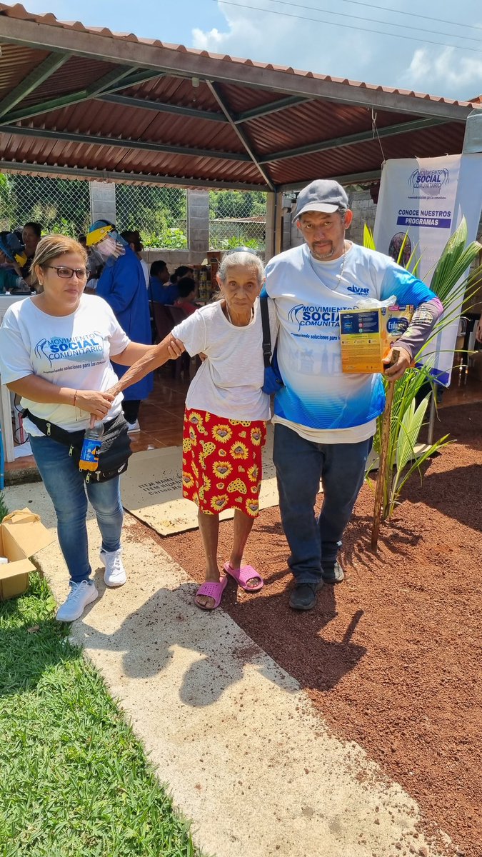 ComunitariosES's tweet photo. Los adultos mayores son un pilar fundamental de la sociedad salvadoreña🫂
Por tal motivo, nuestro director territorial, @GermanMunozSS, brindo asistencia médica especializada y de calidad para las familias de nuestra #FilialSantaAna👨👩👧👧 https://t.co/B1LrcKYg8R