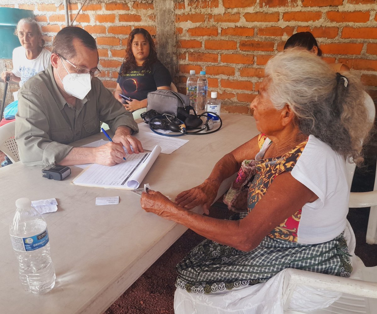 ComunitariosES's tweet photo. Los adultos mayores son un pilar fundamental de la sociedad salvadoreña🫂
Por tal motivo, nuestro director territorial, @GermanMunozSS, brindo asistencia médica especializada y de calidad para las familias de nuestra #FilialSantaAna👨👩👧👧 https://t.co/B1LrcKYg8R