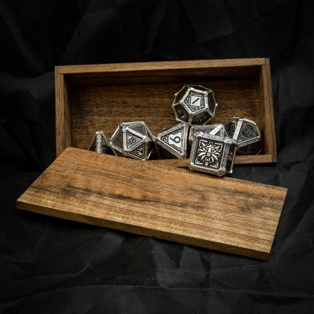 Fbrothersdesign's tweet photo. This is a custom handmade wooden box I've made fore exeptional dice set created by @qworkshop_dice - 'The Witcher Hybrid Dice - Wolf Hydragenum'.
#dnd #dnd5e #qworkshop #thewitcher #wiedźmin #sapkowski #roleplaying #dungeonsanddragons #dnddice #d20 #dicegames #woodbox https://t.co/qPgl8fVdPu
