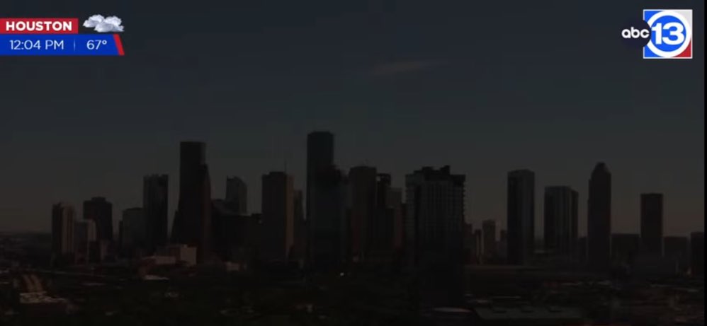 🇺🇸 | Eclipse solar oscurece el cielo sobre Houston, Texas.