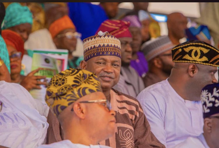 I joined the Senate President in Ogun State today on the conferment of Chieftaincy title of Aare Fiwagboye of Yewaland by Oba (Dr) Kehinde Gbadewole Olugbenle, the Olu and Paramount Ruler of Yewaland.

Congratulations <a href="/senator_akpabio/">Godswill Obot Akpabio, GCON</a> 🥂

We are Stronger Together ✊
