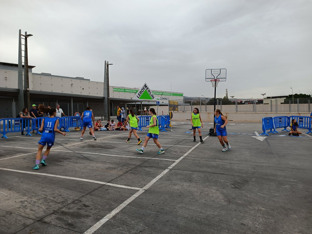Mis niñas disfrutando del baloncesto en el I Torneo 3x3 Decathlon - Melilla Ciudad del Deporte 💪
Que alegría ver a tantas niñas y niños crecer en un ambiente tan sano 💙 
@ClubSalle @FMBMELILLA @DecathlonES
