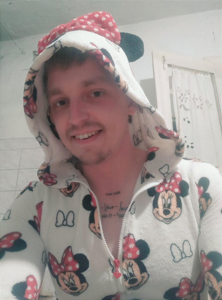 Остання ніч на Поліссі
завтра вже нас всіх порозкидає по всій країні
Ходив і піднімав настрій своєю піжамою