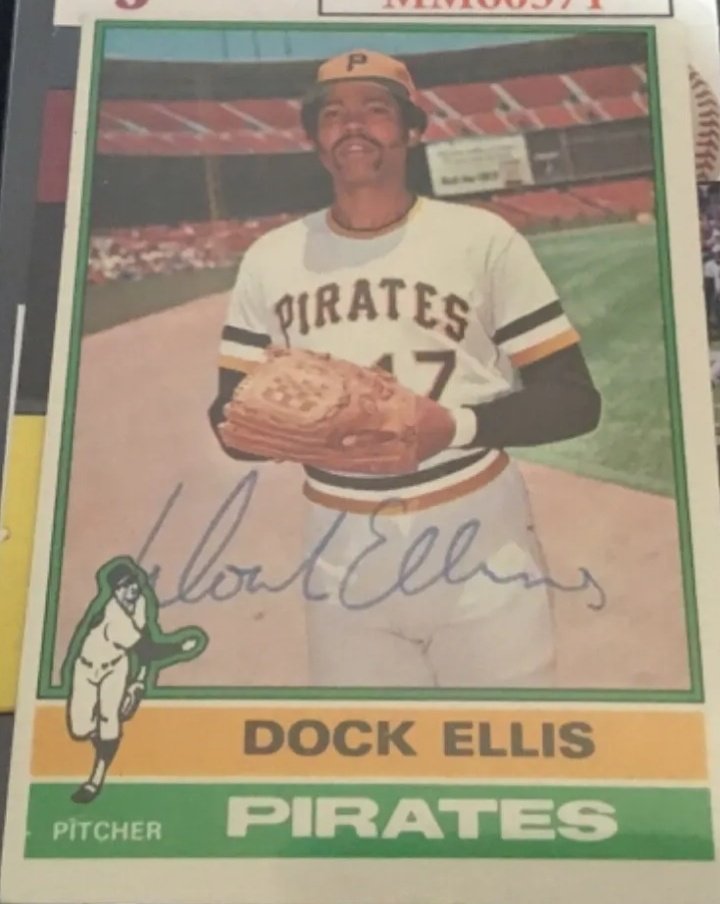 malos_i77's tweet photo. @jd9cards Picking one of these up today but torn on which one. Both come w/COA, ungraded. The PSA is slabbed..big bonus. But the JSA, IMO, has a 70s authentic feel with it being a ballpoint auto. Cant decide haha. Not trying to flip it. I'm wondering what you think.. https://t.co/HhdngsepZK