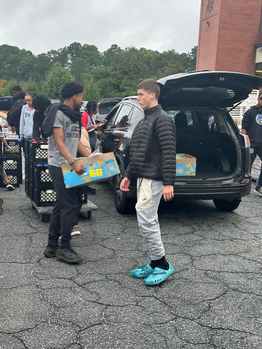 McEachernBoysBB's tweet photo. GREAT DAY for our guys!!! Thank you to the Reflections of Trinity Food Bank for allowing our team to come serve our community today. We had a great time and we will be back. https://t.co/4nomqmdyKr