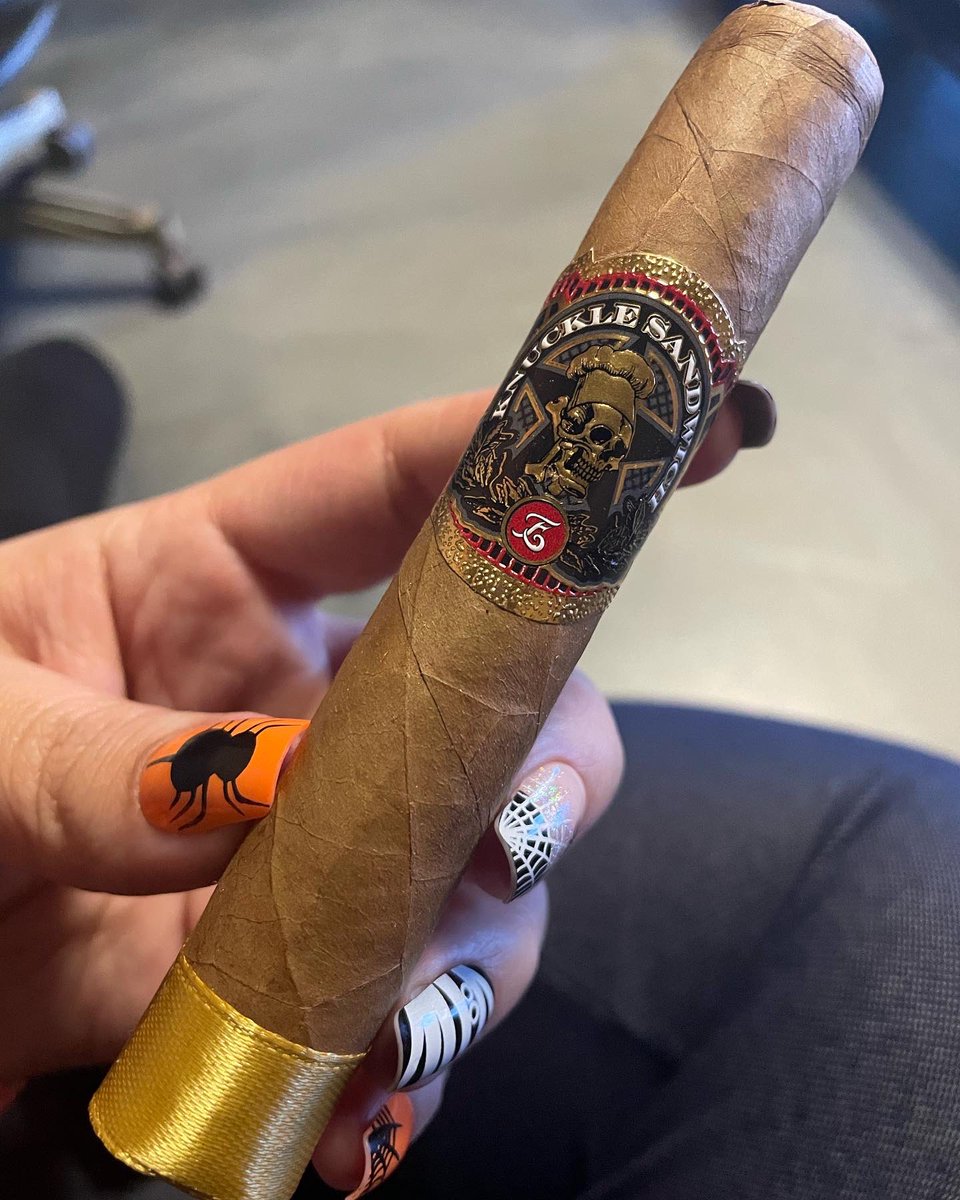 #cigartime  #knucklesandwich This guy is full of flavor, with creamy notes of sweet wood, light spice, earth, pepper, hay and almonds. You definitely need to try one of these.  #espinosacigars #elcidscigarshop #elcidscigars #elcidstobacco #cigarshop #cigarlounge #cigaroftheday