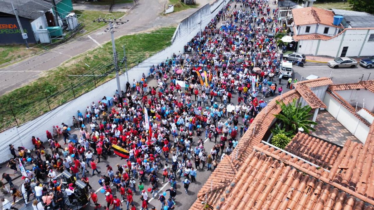NicolasMaduro's tweet photo. Los voceros y las voceras del Poder Popular y equipos comunales del Congreso de la Nueva Época, marcharon en San Cristóbal, estado Táchira. Es la fuerza del liderazgo de base que se expresa por toda Venezuela. ¡Sigamos pa’ lante hermanos y hermanas! https://t.co/WzTgfHpFXP