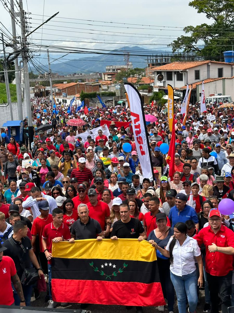 Los voceros y las voceras del Poder Popular y equipos comunales del Congreso de la Nueva Época, marcharon en San Cristóbal, estado Táchira. Es la fuerza del liderazgo de base que se expresa por toda Venezuela. ¡Sigamos pa’ lante hermanos y hermanas!