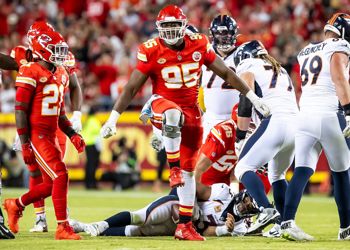 ntreyaz09's tweet photo. The @Chiefs take care of business against the @Broncos on a windy Thursday evening at @GEHAField 

For @AP 

@CanonUSApro @photoshelter 

#chiefs #broncos #nfl #chiefskingdom #football #kcphotographer #iamzero #gamedaystandard https://t.co/j5bFBEzh3R