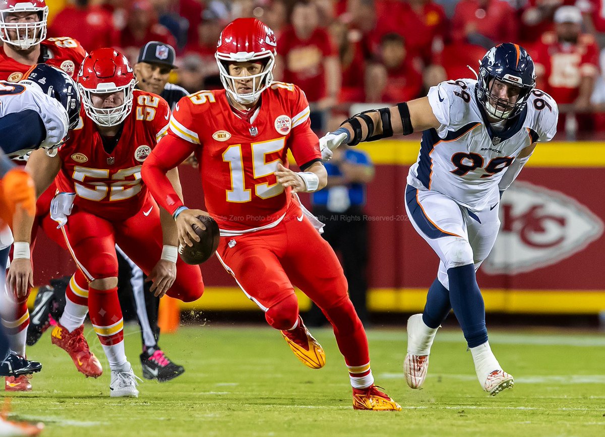 ntreyaz09's tweet photo. The @Chiefs take care of business against the @Broncos on a windy Thursday evening at @GEHAField 

For @AP 

@CanonUSApro @photoshelter 

#chiefs #broncos #nfl #chiefskingdom #football #kcphotographer #iamzero #gamedaystandard https://t.co/j5bFBEzh3R