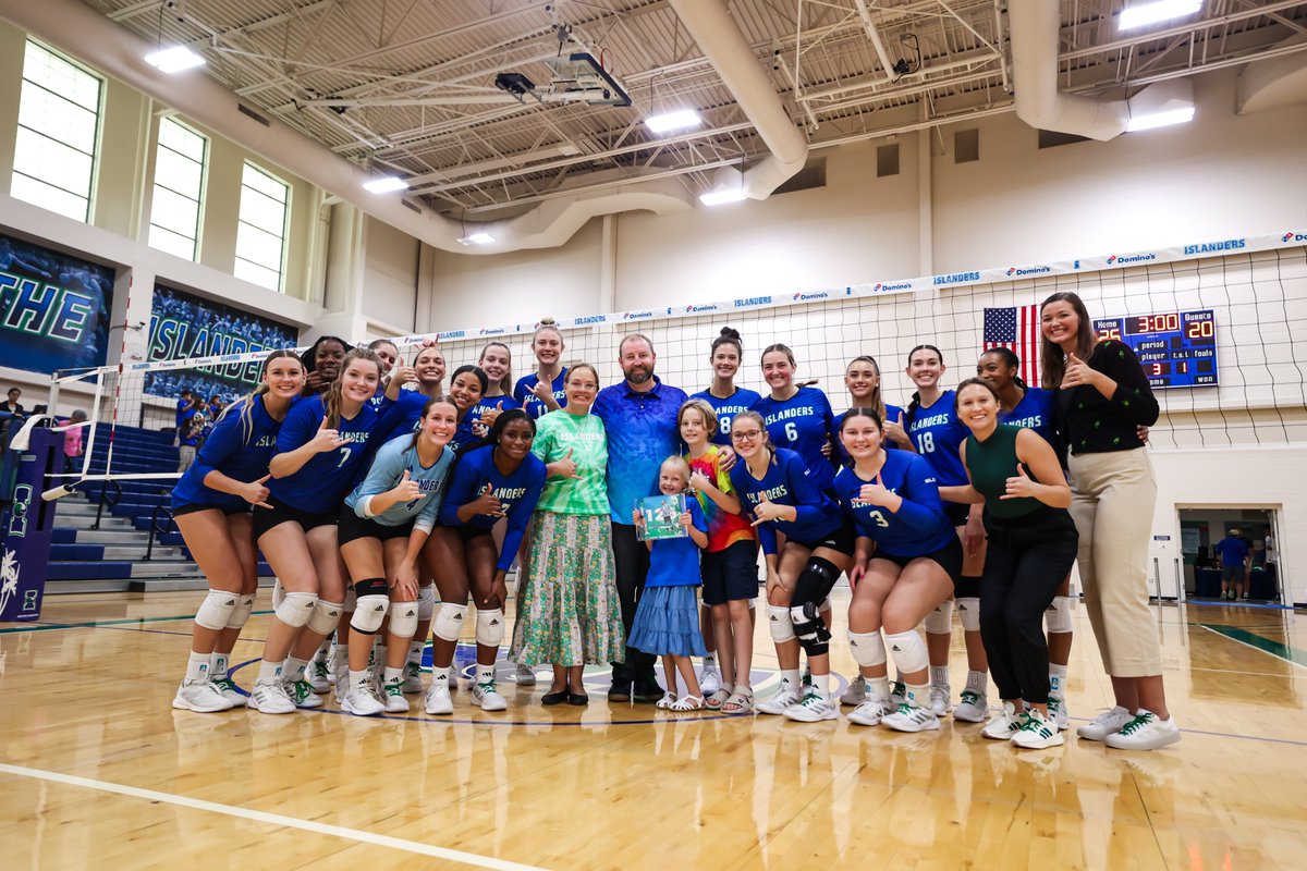 IslandersVB's tweet photo. 𝗦𝘁𝗲𝘃𝗲 𝗚𝗿𝗲𝗲𝗻𝗲, the winningest coach in program history!

#ShakasUp 🤙🏐 https://t.co/8nVxmUtxS0