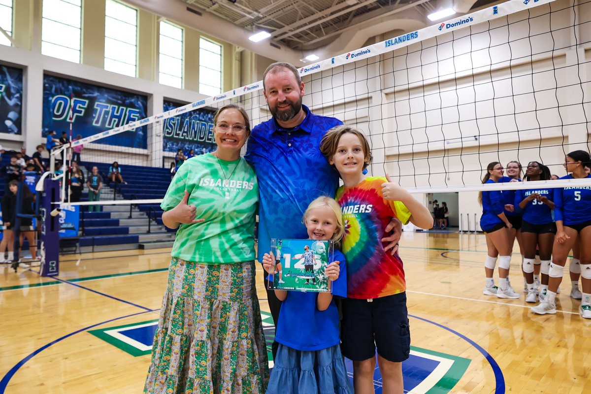 IslandersVB's tweet photo. 𝗦𝘁𝗲𝘃𝗲 𝗚𝗿𝗲𝗲𝗻𝗲, the winningest coach in program history!

#ShakasUp 🤙🏐 https://t.co/8nVxmUtxS0
